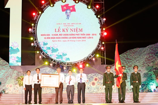 Nghĩa Đàn kỷ niệm 10 năm một chặng đường và đón nhận Huân chương Lao động hạng Nhất