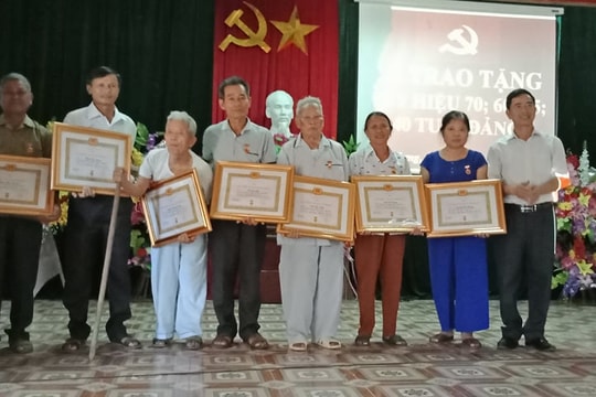 Trao Huy hiệu Đảng cho các đảng viên cao tuổi 