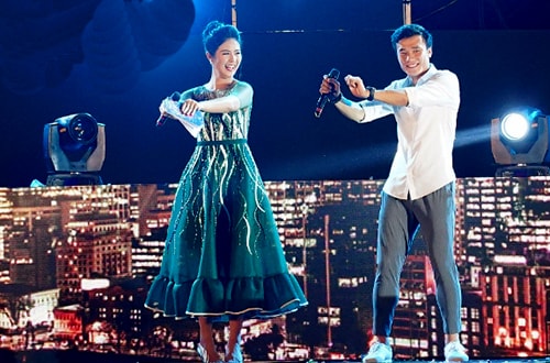 Thủ môn Bùi Tiến Dũng nhảy cồng chiêng cùng hoa hậu Ngọc Hân