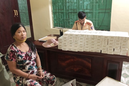 Phát hiện hơn 800 bao thuốc lá JET lậu trên xe khách