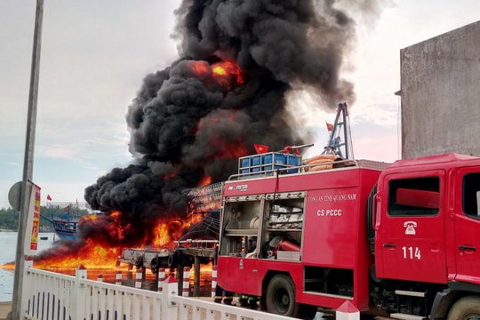 Tàu chụp mực của ngư dân Nghệ An bị thiêu rụi, ước tính thiệt hại hơn 10 tỷ đồng