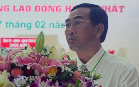 Họp bất thường miễn nhiệm Phó Chủ tịch UBND thành phố ký quyết định bồi thường cho vợ