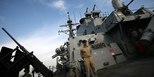  Trung Quốc triển khai tàu chiến và máy bay khi chiến hạm Mỹ tiến vào Biển Đông