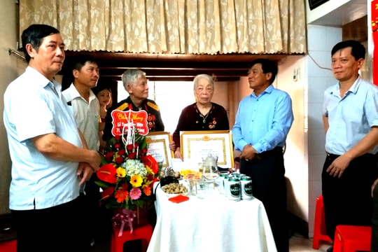 Bí thư Thành ủy Vinh trao Huy hiệu cho vợ chồng cùng 70 tuổi Đảng