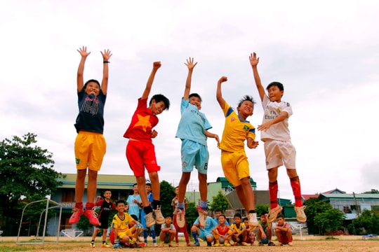 Nhi đồng “phố núi” háo hức chờ ngày bóng lăn