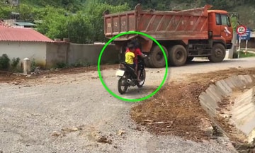 Thót tim bé gái 10 tuổi lái xe máy chở em nhỏ chạy băng băng trên đường