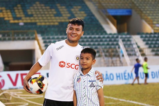 Quang Hải chấn thương, dàn sao U23 Việt Nam được săn đón trên sân Vinh