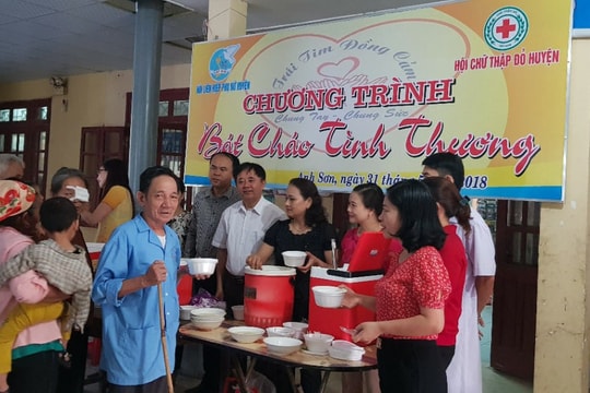 Trao hơn 200 'bát cháo tình thương' cho bệnh nhân ở Anh Sơn.