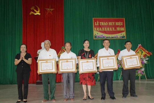 Trao Huy hiệu Đảng tại Nghi Lộc, Tân Kỳ