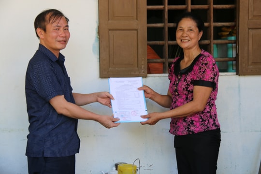 Người dân tham gia BHXH tự nguyện vui nhận chế độ hưu trí