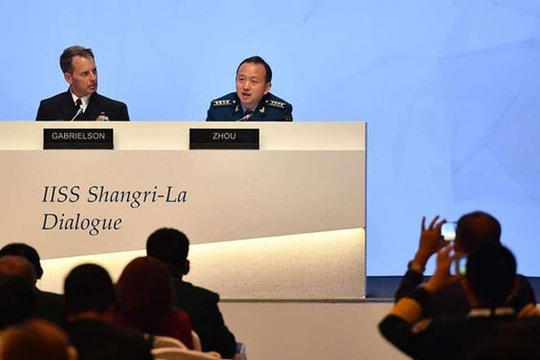 “Nóng” vấn đề Biển Đông ở Shangri-La; Tây Ban Nha phế truất Thủ tướng