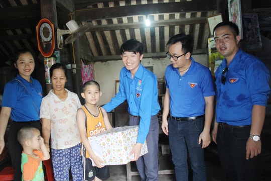 Đoàn Khối Doanh nghiệp tỉnh nhận đỡ đầu 4 cháu có hoàn cảnh khó khăn
