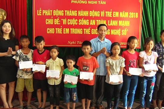 Trao quà cho trẻ em nghèo, khó khăn nhân dịp Tết Thiếu nhi 1/6