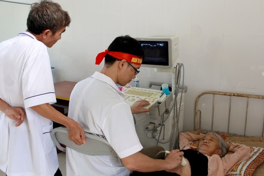 Bệnh viện ĐK TP Vinh khám bệnh, cấp thuốc miễn phí cho 400 người dân quê Bác