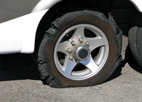 8 bước xử lý xe ô tô nổ lốp giữa đường