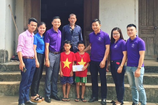 Tặng quà cho học sinh nghèo, mồ côi ở Đô Lương
