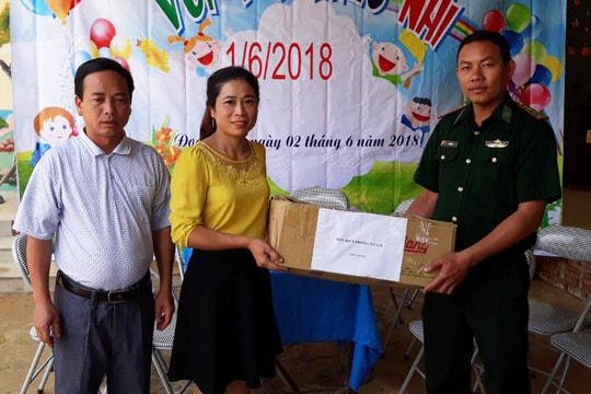 Tặng 160 suất quà cho thiếu nhi xã biên giới
