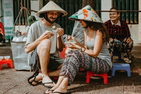 Cặp ngoại quốc chụp hình cưới ở vỉa hè Việt Nam “cực chất“