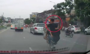 Dừng xe đột ngột tránh nắng, cô gái bị tông lộn nhào