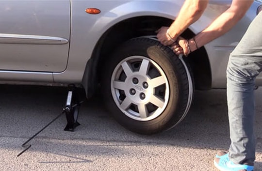 Tuyệt chiêu khởi động ô tô chết máy bằng dây thừng