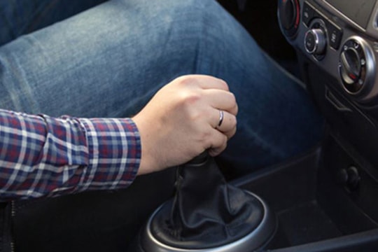 Những điều không nên làm khi lái xe số sàn