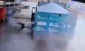 Lốp xe tải nổ tung như bom hạ gục thợ sửa chữa