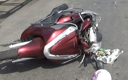 Bé 2 tuổi bị chấn thương khi vặn tay ga xe máy gây tai nạn