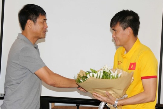 Được Công Vinh khen trong tự truyện, HLV Hữu Thắng vẫn khiêm tốn