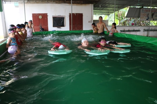 Mô hình 'huấn luyện bơi di động' phòng chống đuối nước ở Anh Sơn