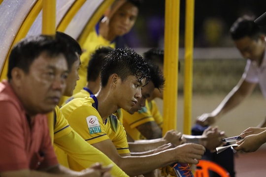 Tiền vệ Phan Văn Đức nghỉ thi đấu nhiều hơn dự kiến