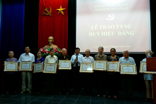 Trao Huy hiệu Đảng cho các đảng viên ở TP. Vinh