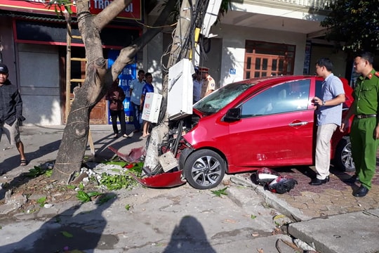 Ô tô nát đầu khi húc bay xe máy rồi găm đầu vào cột điện