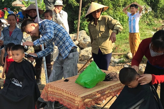 Tuổi trẻ Kỳ Sơn, Tương Dương, Nghĩa Đàn tham gia làm đường, giúp đỡ người nghèo