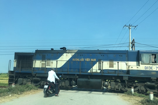 Không đèn báo, đường ngang dân sinh ở Diễn Châu tiềm ẩn hiểm họa cao  