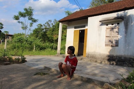 Hoàn cảnh đáng thương của cô bé không cha, mồ côi mẹ