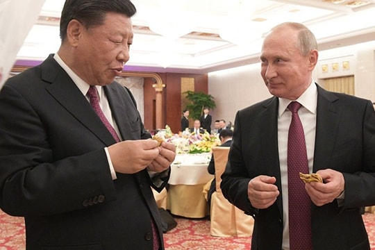 Tổng thống Putin làm và nếm thử món ăn địa phương ở Trung Quốc