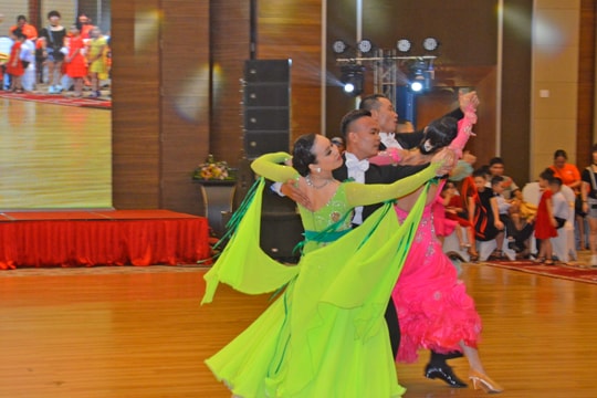 Gần 200 VĐV tham gia tranh tài khiêu vũ thể thao Cúp Phượng Hoàng Trung Đô