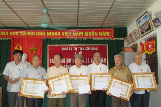 Thị trấn Con Cuông trao Huy hiệu Đảng tặng 6 đảng viên.