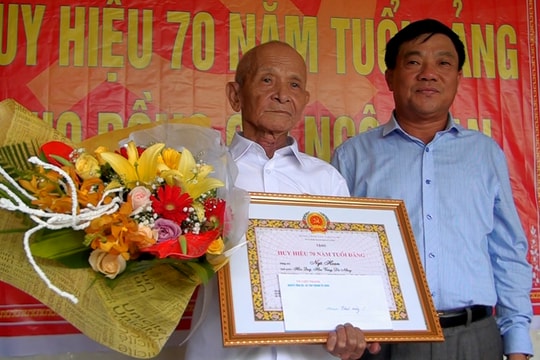 Bí thư Thành ủy Vinh trao Huy hiệu 70 tuổi Đảng tặng đảng viên lão thành 