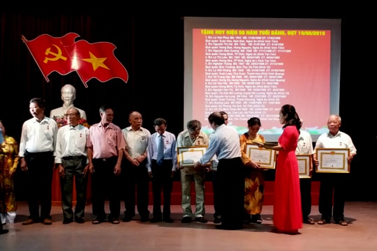 Đảng bộ Hưng Bình (TP. Vinh): Trao Huy hiệu Đảng tặng 36 đảng viên