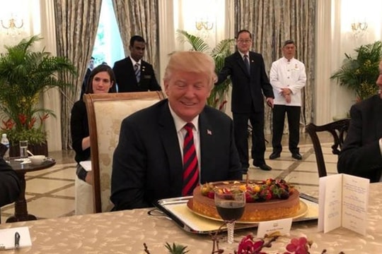 Trump đón sinh nhật sớm; EU sẵn sàng “trả đũa” Mỹ trong cuộc chiến thương mại