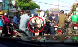 'Bắt quả tang' người đàn ông móc túi cô gái dừng đèn đỏ