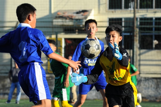 Thiếu niên Quỳ Hợp tiễn Quế Phong rời giải