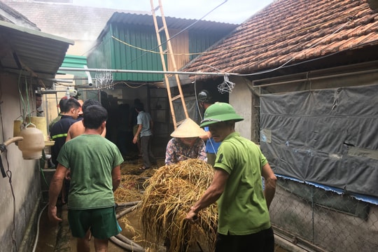 Cháy nhà chứa rơm, nghi do chập điện