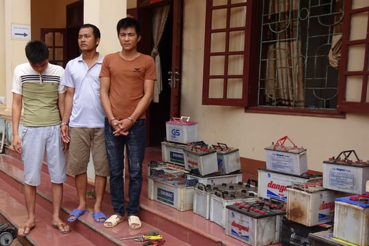 Khởi tố nhóm đối tượng trộm bình ắc quy ô tô