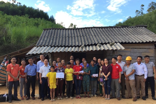 Trao 31 triệu đồng cho gia đình đặc biệt khó khăn