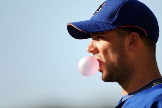 Nam giới lớn tuổi hưởng lợi nhiều nhất từ việc nhai kẹo cao su