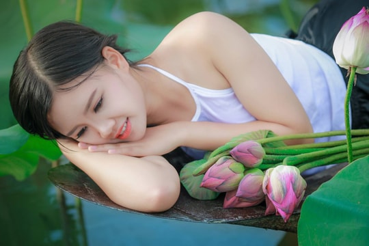 Thiếu nữ gợi cảm bên đầm sen Lại Lò