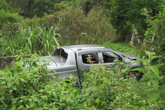 Xe bán tải húc đổ cột điện, 4 người bị thương