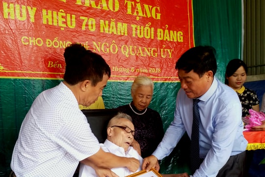 TP. Vinh, Nghĩa Đàn: Trao Huy hiệu 70 tuổi Đảng cho đảng viên